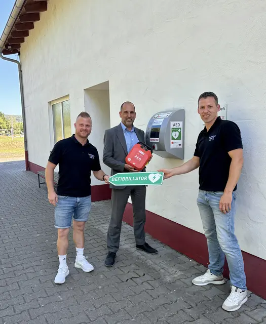 Übergabe des Defibrillators.
Von li. n. re. NCV-Präsident Patrick Zerkler, Uwe Meister von der Raiffeisen-Volksbank Niedernberg, NCV-Vorstand Daniel Hein. | Foto: Christina Hein