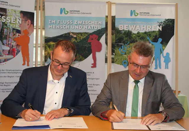 Mit einer Unterschrift besiegeln Matthias Kreibich, Vorstandsvorsitzender der BGV, und Landrat Dr. Achim Brötel, 1. Vorsitzender des Naturparks Neckartal-Odenwald, (von links) die Kooperation. | Foto: Naturpark Neckartal-Odenwald