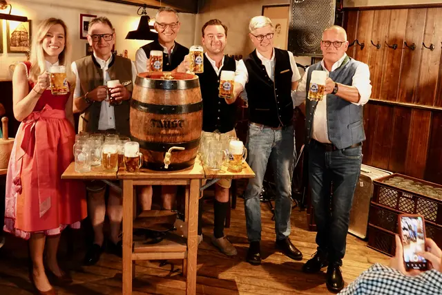 Die Messebier-Probe im Gasthaus „Zum Riesen“ ist erfolgt. Nun kann die Miltenberger Michelsmess‘ kommen! 
Unser Bild zeigt v.l. n.r .: Die neue Festwirtin Sina Widmann, Bürgermeister Bernd Kahlert, Geschäftsführer Johannes Faust, der neue Festwirt Franz Widmann, Verkaufsleiter Thorsten Märker und Erster Braumeister Stefan Falk.