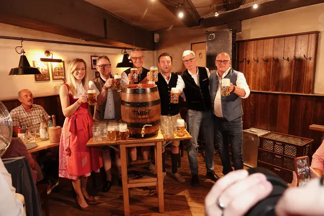 Die Messebier-Probe im Gasthaus „Zum Riesen“ ist erfolgt. Nun kann die Miltenberger Michelsmess‘ kommen! 
Unser Bild zeigt v.l. n.r .: Die neue Festwirtin Sina Widmann, Bürgermeister Bernd Kahlert, Geschäftsführer Johannes Faust, der neue Festwirt Franz Widmann, Verkaufsleiter Thorsten Märker und Erster Braumeister Stefan Falk.