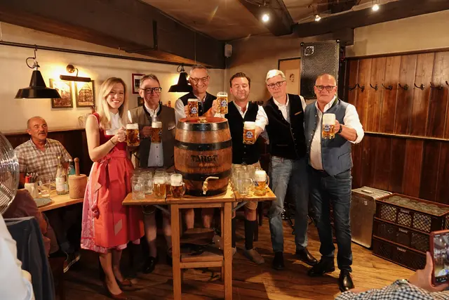 Die Messebier-Probe im Gasthaus „Zum Riesen“ ist erfolgt. Nun kann die Miltenberger Michelsmess‘ kommen! 
Unser Bild zeigt v.l. n.r .: Die neue Festwirtin Sina Widmann, Bürgermeister Bernd Kahlert, Geschäftsführer Johannes Faust, der neue Festwirt Franz Widmann, Verkaufsleiter Thorsten Märker und Erster Braumeister Stefan Falk.