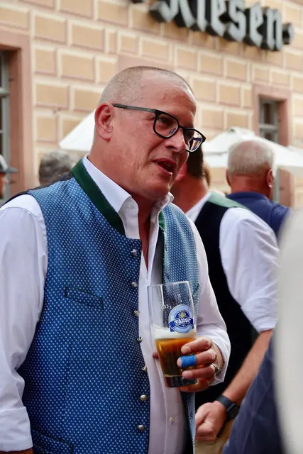 Aus Nordbaden kam der Diplom-Braumeister Stefan Falk an den Untermain. Er ist ist sehr zufrieden mit dem neuen Messebier und seinem außergewöhnlichen Geschmack. 

Für den 55-jährigen Stefan Falk ist die Miltenberger Michelsmess‘ fast ein Heimspiel. 

Der Grund: Der Diplom-Braumeister hat seine Kindheit und Jugend im nordbadischen Königheim bei Tauberbischofsheim verbracht. 

Seit sechs Jahren lebt und arbeitet er nach dem Studium in Freising-Weihenstephan sowie im Anschluss an fachbezogene Tätigkeiten in Nordrhein-Westfalen und in der Schweiz nun in der unterfränkischen Kleinstadt. 
Der Gerstensaft-Experte kennt sich derzeit am besten aus, wie das Miltenberger Messe-Festbier zubereitet wurde und wie es mundet: 

Das Bier schmecke vorzüglich, lobt der Braumeister und verweist auf diesjährige Stammwürze (13,5 %) und den Alkoholgehalt (5,9 %): „Es hat ein kupferfarbenes Aussehen, eine blumige Hopfennote, einen feinporigen Schaum sowie leichte Citrus- und Tabaknoten. Ich hoffe, dass das Bier nicht nur bei den Besucherinnen und Besuchern bei der Festbierprobe, sondern insgesamt bei allen Messegästen, verbunden mit weiteren kulinarischen fränkischen und bayerischen kulinarischen Spezialitäten gut schmeckt.“  rsc
