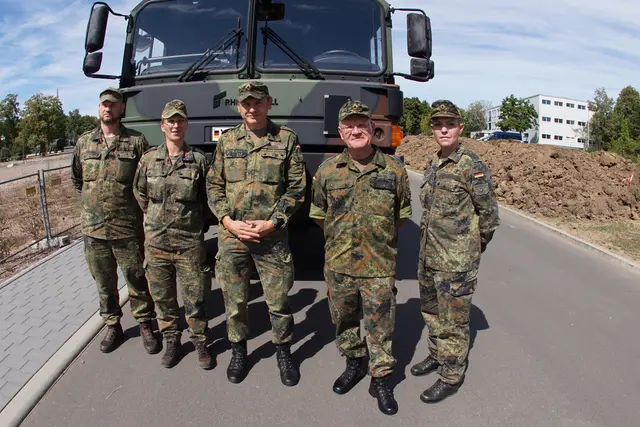 Sehr informativ war die fünfköpfige Gesprächsrunde zur aktuellen Situation in der Bundeswehr in der Walldürner Nibelungenkaserne und ihr optimistischer Blick in die Zukunft., u.a. mit Oberstleutnant Mark Sterk und weiteren Soldaten und Soldatinnen.  | Foto: Roland Schönmüller