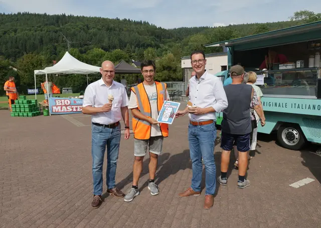 Eis-Events bei den 3 Erstplatzierten der NOK BioMasters Challenge 2025 hier in Zwingenberg: Bürgermeister Norman Link (re) mit KWiN Vorstand Sebastian Damm (li) und KWiN Kommunikationsleiter Jonathan Keller bei der offiziellen Urkundenübergabe 

 | Foto: KWiN – M. Hahn