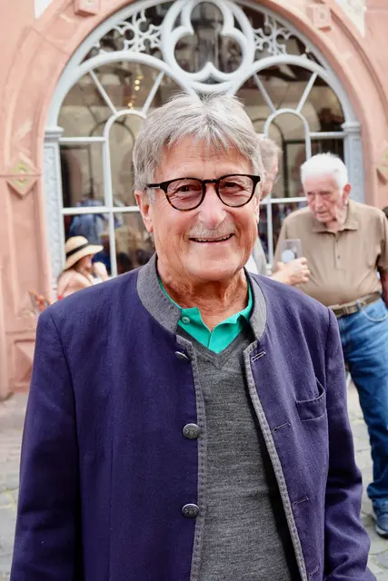 Richard Maier ist Sprecher der Marktkaufleute und Schausteller. Er kennt Beschicker-Familien, die bereits seit 90 Jahren bei der Miltenberger Michelsmesse präsent sind. Das sei doch einmalig, schmunzelt er. Foto Roland Schönmüller