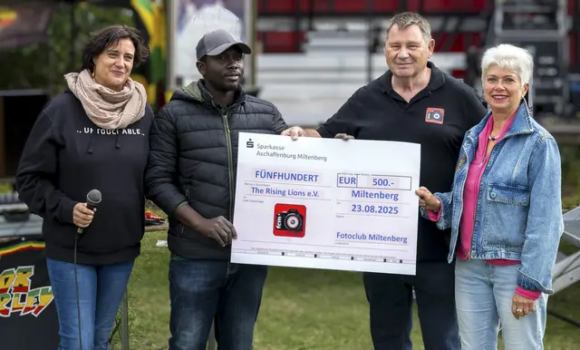 Scheckübergabe (von links): Nadine Faber, Vorsitzende The Rising Lions, Peter Attipoe, Vorsitzender The Rising Lions Ghana und Leiter des Kinderheims sowie der Schule in Tegbi (Volta-Region), Bernd Ullrich, Vorsitzender Fotoclub Miltenberg, und Petra Farrenkopf, Vorstandsmitglied Fotoclub Miltenberg. | Foto: Foto Wolfgang Farrenkopf