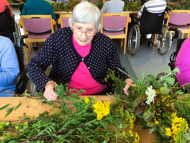 Gemeinsam wurden die Kräuter sorgfältig ausgewählt und zu hübschen Büscheln gebunden. | Foto: Rohe'sche Altenheim-Stiftung