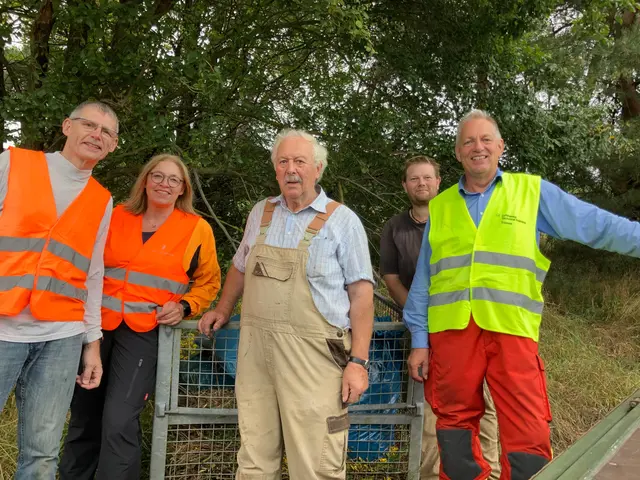Klaus Vath ÖDP und der Skiclub Weibersbrunn entfernen das giftige Jakobskreuzkraut. | Foto: ÖDP Miltenberg