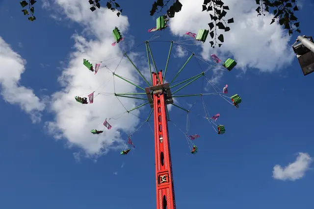 Perspektiven wechseln: Experimentiere mit verschiedenen Blickwinkeln. Fotografiere aus der Vogelperspektive von einem Riesenrad oder aus der Froschperspektive, um interessante und ungewöhnliche Aufnahmen zu machen. 
