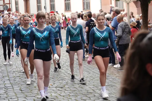 Auf zur Michelsmess' über das Schwarzviertel durch die Innenstadt zum Festplatz am Main: mehr als 33 Gruppen aus der Region erhielten viel Applaus für ihr Engagement  und ihre Teilnahme. 