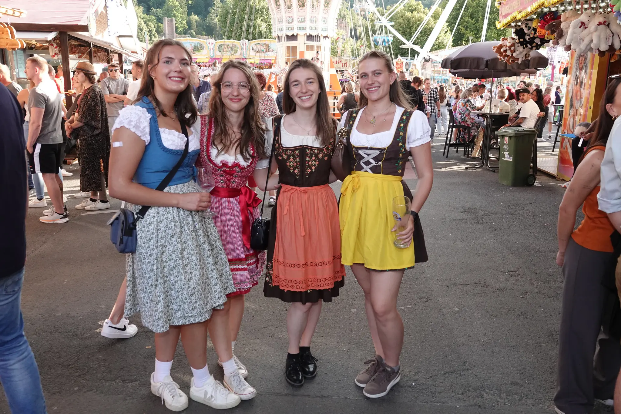 Die-Miltenberger-Michaelismesse-2025-ist-mit-B-llersch-ssen-Brotzeit-Bieranstich-Blas-und-Popmusik-gestartet-