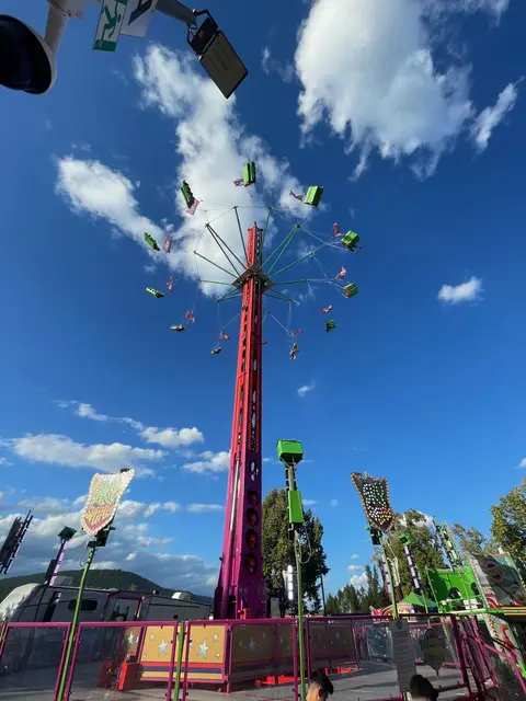 Perspektiven wechseln: Experimentiere mit verschiedenen Blickwinkeln. Fotografiere aus der Vogelperspektive von einem Riesenrad oder aus der Froschperspektive, um interessante und ungewöhnliche Aufnahmen zu machen. 