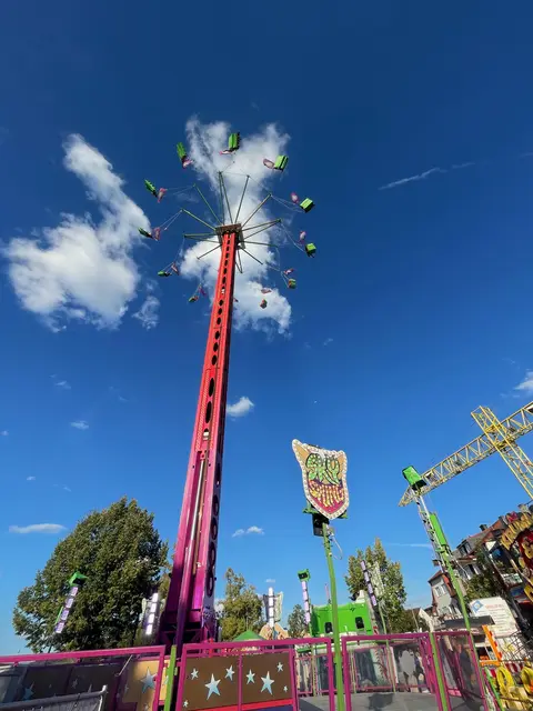 Perspektiven wechseln: Experimentiere mit verschiedenen Blickwinkeln. Fotografiere aus der Vogelperspektive von einem Riesenrad oder aus der Froschperspektive, um interessante und ungewöhnliche Aufnahmen zu machen. 