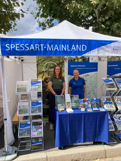 Jana Best von der Spessart Tourismus &amp; Marketing GmbH und Katharina Schilling vom Tourismusverband Spessart-Mainland am Stand des Frankfurter Museumsuferfestes | Foto: Tourismusverband Spessart-Mainland