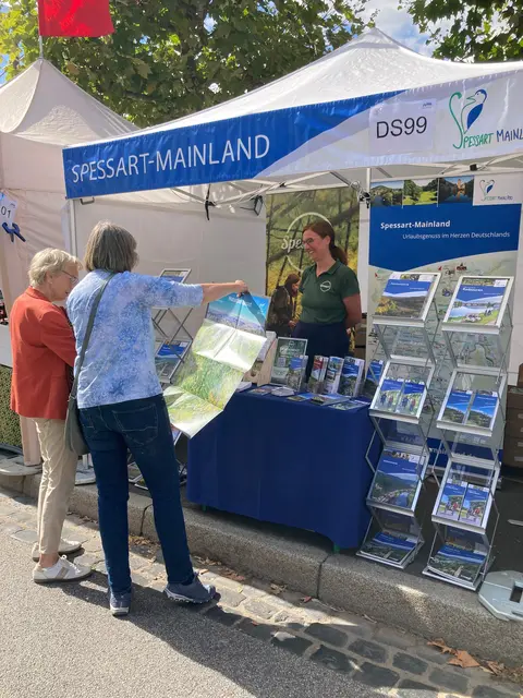 Reges Interesse am Spessart-Mainland-Stand beim diesjährigen Museumsuferfest in Frankfurt  | Foto: Katharina Schilling