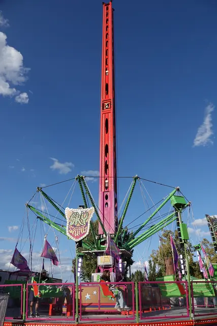 Perspektiven wechseln: Experimentiere mit verschiedenen Blickwinkeln. Fotografiere aus der Vogelperspektive von einem Riesenrad oder aus der Froschperspektive, um interessante und ungewöhnliche Aufnahmen zu machen. 