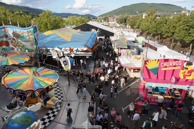Geschichten erzählen: Versuche, mit deinen Fotos eine Geschichte zu erzählen. Fotografiere die Vorbereitungen, die Höhepunkte und die kleinen Momente zwischendurch, um einen umfassenden Eindruck vom Volksfest zu vermitteln.