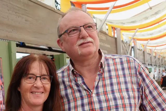 Simone und Helmut Kaiser aus Kleinwallstadt resümierten: Die Böhmische und Egerländer Blasmusik komme an, verbinde, lasse Freundschaft entstehen, wecke Assoziationen zu bekannten Komponisten wie Ernst Mosch und Ohrwurm-Liedern wie „Rosamunde“, „Rote Rosen“, „Rauschende Birken“ oder „Aus Böhmen kommt die Musik“. 