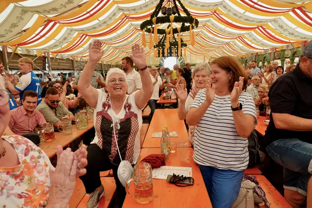 Sowohl in Mähren als auch in Böhmen lieben die Musikerinnen und Musiker die Spontanität, welche sich vielfach in einer unvergleichlichen Spielfreude widerspiegelt. Das Publikum macht mit und singt, klatscht, schunkelt und tanzt.