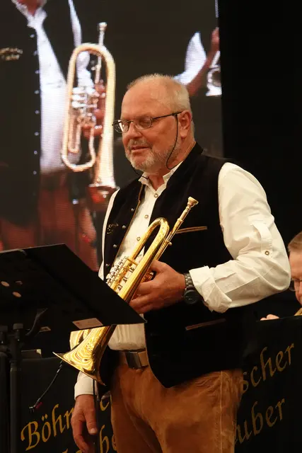 Seit 2017 liegt die musikalische Leitung in den Händen von Herbert Herrmann, einem angesehenen Flügelhornisten, der sein Können bereits seit Jahrzehnten bei der Original Kapelle Egerland unter Beweis gestellt hatte. 