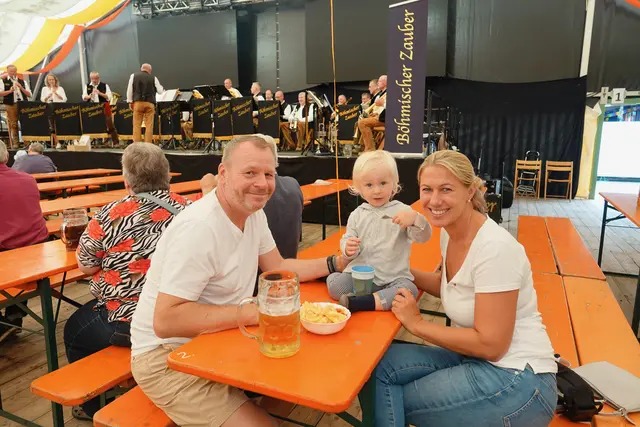 Ganz nah durfte Anton (nicht aus Tirol, sondern aus Wertheim) an dem renommierten Blasorchester sein. Vater und Mutter waren fürsorglich dabei, ebenso kindgerechte Verpflegung sowie ein blauer, hin und her pendelnder Luftballon und sein Lieblingsstofftier: gut gelaunt genoss der Kleine die für ihn sichtlich wohltuende Live-Musik. 