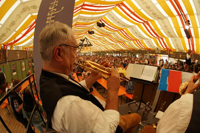 Der Name „Böhmischer Zauber“ verdeutliche auch das Ziel der Musikerinnen und Musiker. Es solle das Publikum mit herausragender Blasmusik faszinieren und sich einen Platz in den Herzen der Zuhörerinnen und Zuhörer erspielen“, erzählt Flügelhornist Martin Farrenkopf aus Bürgstadt. 