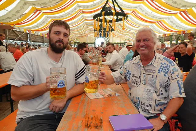 In der Nachbarschaft der vorderen Bank-und Tischreigen gab es wie woanders auch aber ältere Blasmusikfans aus der Region oder weiter angereist, etwa aus dem Odenwald, Spessart, sogar aus Nordrhein-Westfalen wie Morice Hüsing aus Ochtrup (links). 