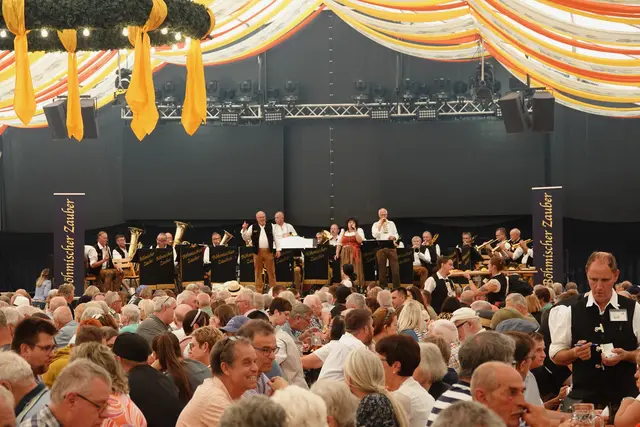 „In diesem Jahr feiert die beliebte Musikkapelle mit böhmisch-mährischen Melodien mit einem Jubiläumskonzert ihren runden Geburtstag am 20. September 2025 im Kleinheubacher Hofgartensaal ab 19 Uhr,“ freut sich schon der Wenschdorfer Peter Farrenkopf, Schlagzeuger und „Manager“ der Truppe, auf das besondere Event im Herbst.