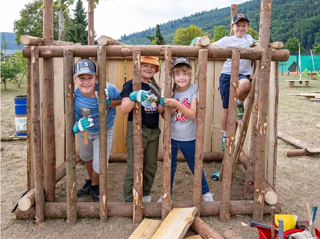 Diese vier Kinder haben beim Abenteuerspielplatz in Dorfprozelten ein hölzernes Verlies gebastelt, in das die „Piraten“ später ihre Gefangenen verbrachten.  | Foto: Winfried Zang