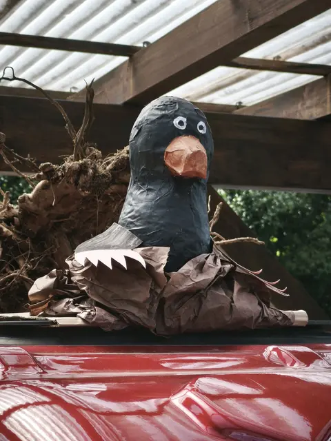 liebevoll gestaltete Pappmaschee Figuren auf dem Wurzelwagen