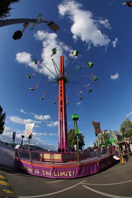 In einer Welt, die sich immer schneller dreht, bleibt das Volksfest ein Ort des Innehaltens, der Begegnung und der gelebten Emotionen – Jahr für Jahr aufs Neue.