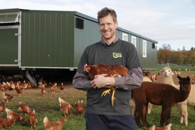 Am Welt-Ei-Tag, Freitag, 10. Oktober, zeigt Michael Schiffmann seine Odenwälder Bioinsel in Muckental. Highlight ist die Station am Hühnermobil mit allerlei Infos zur Bio-Hühnerhaltung, zu Bruderhähnen und den Alpakas, den Aufpassern am Hühnermobil.  | Foto: Landratsamt Neckar-Odenwald-Kreis