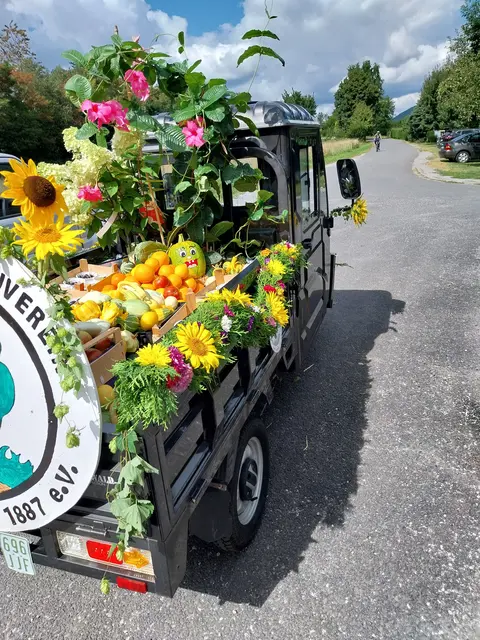 Der vollbeladene Wagen mit den Ausgabeartikeln