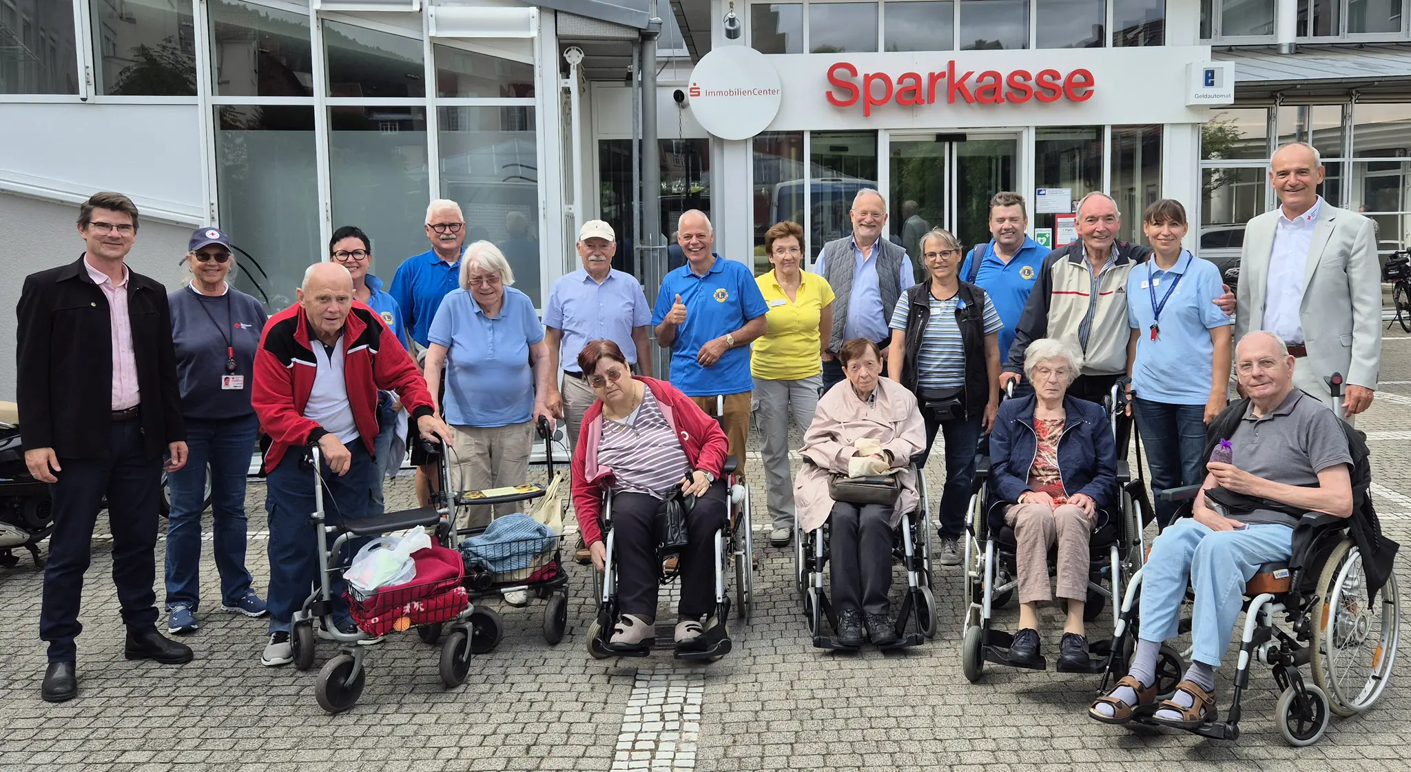 Lions-Club-Rotes-Kreuz-und-Rohe-sche-Stiftung-bereiten-Senioren-viel-Spa-auf-der-Mess-