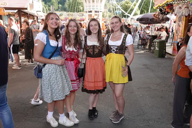 Gerade in der heutigen Zeit, in der Identität und Zugehörigkeit wichtige Themen sind, bleibt die Tracht ein einzigartiges Zeichen von Gemeinschaft und Lebensfreude auf jedem Volksfest so wie aktuell auf der Miltenberger Michaelismesse.