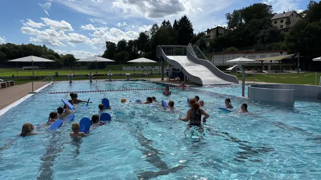 Wer befördert am schnellsten den Ball mithilfe eines Schwimmbretts in die gegnerische Zone? | Foto: Gregor Friedrich