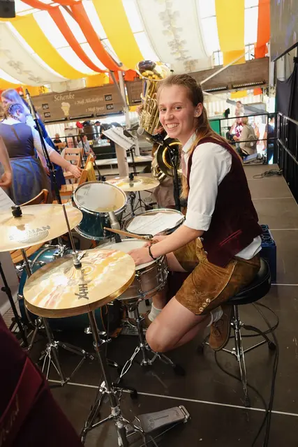 Die Löffelpolka war nahezu filmreif - dank der Blaskapelle "Die Dorfjuchend" und vor allem durch den Beitrag der Schlagzeugerin Amelie.