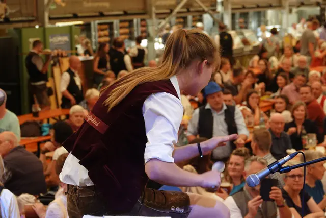 Insbesondere Schlagzeugerin Amelie (23) aus Großwallstadt überzeugte und gefiel mit ihren temperamentvollen Beiträgen, wie besipielsweise der Löffelpolka. Ein frischer, jugendliche Wind der Blasmusikszene mit meist böhmisch-mährischen Melodien wehte durch das vollbesetzte Fest und begeisterte alle. Foto Roland Schönmüller 


