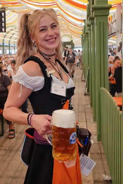 Blick ins Festzelt. - Lieblingsplatz Nummer 1 ist ohne Frage ein Verweilen im Festzelt mit Musik hören, schunkeln, singen, tanzen, Freunde treffen, neue Bekanntschaften machen, sich unterhalten und die Urlaubs-oder freien Tage genießen. 
Foto Roland Schönmüller 