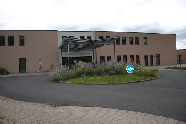 Ein Gebäude im Dornröschenschlaf: seit Februar 2024 ist die letzte verbliebene Abteilung im Krankenhaus Miltenberg – die geriatrische Rehabilitation – geschlossen und das Gebäude verwaist. | Foto: Andrea Kaller-Fichtmüller