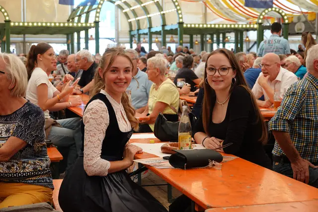 Lieblingsplatz Nummer 1 ist ohne Frage ein Verweilen im Festzelt mit Musik hören, schunkeln, singen, tanzen, Freunde treffen, neue Bekanntschaften machen, sich unterhalten und die Urlaubs-oder freien Tage genießen.