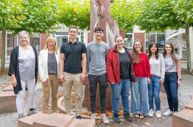 Fünf der sechs Teilnehmenden am Famulaturprogramm stellten sich dem Fotografen umrahmt von (von links) Dr. Regina Roloff (Leiterin Gesundheitsamt) und stellvertretender Landrätin Monika Wolf-Pleßmann sowie der Geschäftsstellenleiterin der Gesundheitsregion plus, Isabella Zerritsch (rechts).  | Foto: Winfried Zang