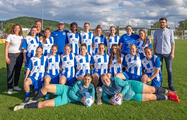 Nach dem 6:0-Sieg im Miltenberger Landkreispokalfinale gegen den FSV Wörth stellte sich das siegreiche Team der SG Elsava Elsenfeld/SV Großwallstadt dem Fotografen. Im Bild Yvonne Söser (BFV-Bezirksvorsitzende Frauen- und Mädchenfußball, links), Sportreferent Thorsten Schork (dritter von links) und Simon Eifert (Sparkasse Aschaffenburg-Miltenberg, rechts).  | Foto: Winfried Zang