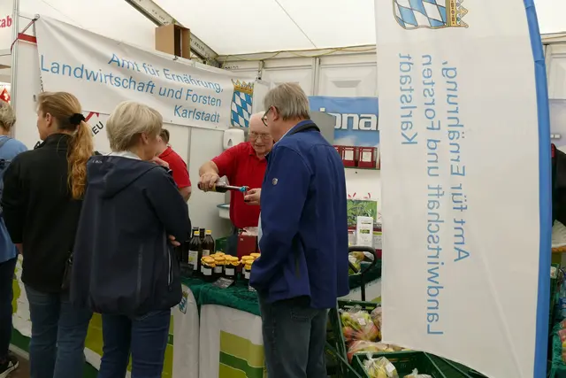 Wie schmeckt die Aroniabeere? Viele Besucherinnen und Besucher nutzten die Möglichkeit zum Verkosten.  | Foto: Frauke Beck