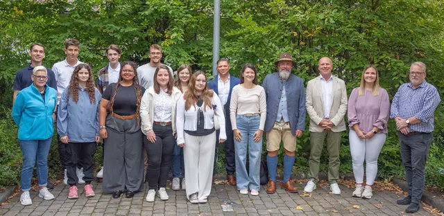 Die neuen Auszubildenden im Landratsamt Miltenberg mit Ausbildungsleiterin Martina Wolfstädter (links vorne) und ihrem Stellvertreter Jonas Bischoff (links hinten) sowie (von rechts) Kai Strüber (kommunale Abfallwirtschaft), Alica Hofert (designierte Bereichsleiterin Personal), dem Personalratsvorsitzenden Andreas Herkert und dem stellvertretenden Landrat Bernd Schötterl.  | Foto: Winfried Zang