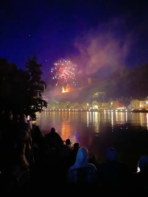 Imposantes Feuerwerk nahe der Mildenburg als Abschluss der Miltenberger Michaelismesse 2025