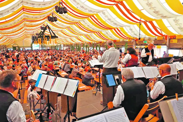 Festzelt-Feeling pur: Das Festzelt war auf der diesjährigen Michaelismesse in Miltenberg wieder der zentrale Treffpunkt für alle, die ausgelassen feiern wollten. Doch auch auf dem übrigen Messegelände war die Stimmung hervorragend! | Foto: Roland Schönmüller
