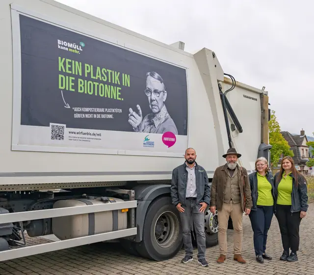 Start für die Kampagne #wirfuerbio, mit der Landkreis Miltenberg gemeinsam mit vielen anderen deutschen Abfallbetrieben die Verunreinigung des Bioabfalls minimieren will: Tim Bohle (Leiter der kommunalen Abfallwirtschaft), stellvertretender Landrat Bernd Schötterl und die Abfallberaterinnen Kristina Strüber und Ceyda Ece (von links) hoffen, dass sich die Bürgerinnen und Bürger das Anliegen zu Herzen nehmen und die Biotonnen von Plastiktüten verschonen. | Foto: Winfried Zang