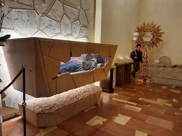 Das Bild zeigt die Grabstätte des Heiligen Carlo Acutis, der nach seinem Tod im Jahre 2006 in der Kirche San Maria Maggiore in Assisi beigesetzt wurde. Der Ort Assisi war sein Wunsch, da er zu Lebzeiten eine besondere Beziehung zum Heiligen Franz von Assisi pflegte. | Foto: Achim Dörr