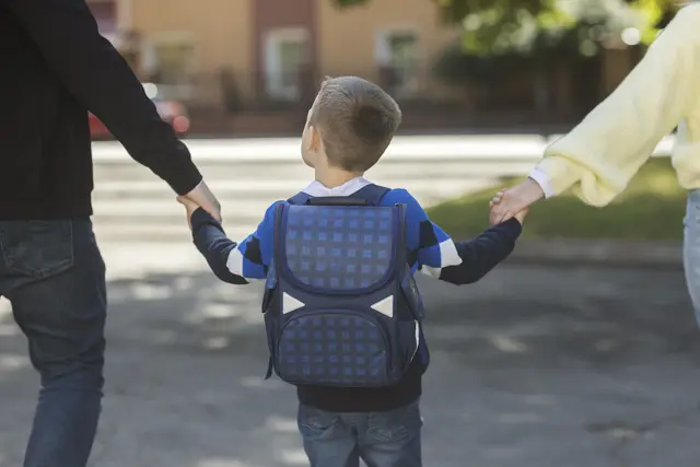 Hand in Hand mit den Eltern lernen junge Verkehrsteilnehmer das richtige Verhalten im Straßenverkehr und können den Schulweg bald allein meistern. | Foto: Freepik